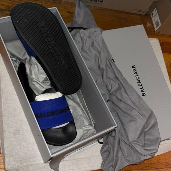 Balenciaga
Rubber Graphic Print Slides - Picture 1 of 7